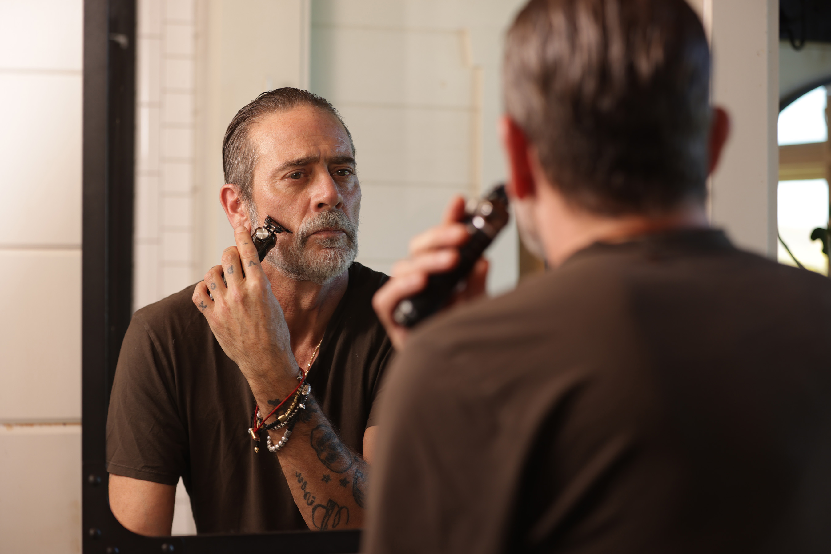 What does Jeffrey Dean Morgan have in common with men’s grooming leader Wahl? They can both deliver a perfectly executed line. This, along with the actor’s iconic beard, makes him the perfect partner to introduce the NEW Wahl® PRO SERIES™ High Visibility Trimmer.