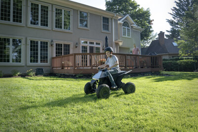 The Model 915 Cyberquad for Kids features a sturdy steel frame, high-pressure rubber air tires, a 500-watt motor with a max speed of 10 MPH, and Radio Flyer’s Flight Speed® Lithium-Ion battery technology.