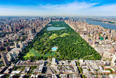 The residences enjoy a prime New York City location within one block of Central Park (approx. location denoted by green arrow icon at middle/right). ManhattanLuxuryAuction.com.