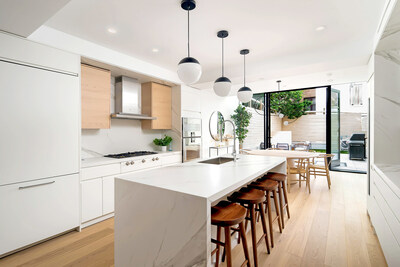 Each residence offers a gourmet kitchen equipped with premium appliances by Gaggenau, Thermador and Bosch. Center island finishes are by Dekton. Unit TH’s kitchen is shown here. ManhattanLuxuryAuction.com.